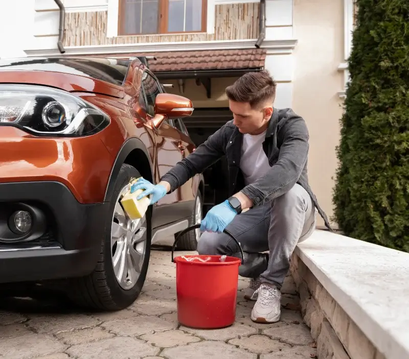 Lavage auto à domicile Sallèdes : professionnel intervenant sur un véhicule